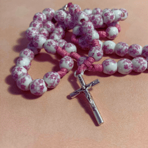 różaniec z porcelany biały z purowo różowym motywem