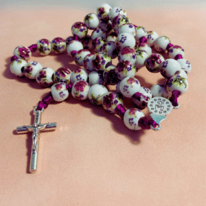 różaniec z porcelany, biały z różowym motywem