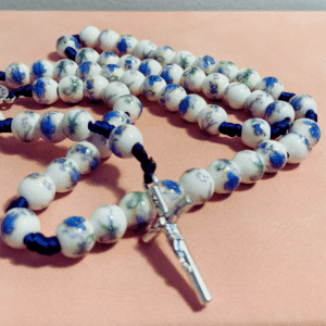 różaniec z porcelany, biały z błękitnym motywem