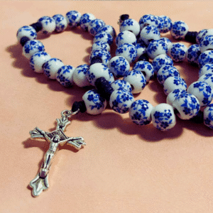 różaniec z porcelany, biały z niebieskim motywem