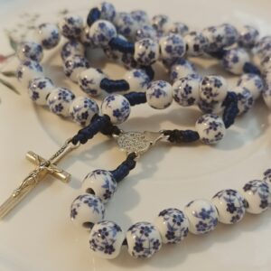 różaniec z porcelany, biały z błękitnym motywem