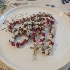 różaniec z porcelany, biały z różowym motywem