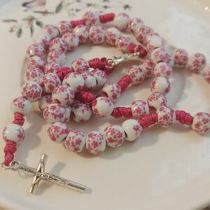 różaniec z porcelany, biały z pudrowo różowym motywem