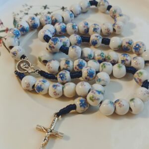 różaniec z porcelany, biały z niebieskim motywem
